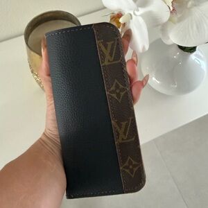 AUTHENTIC Louis Vuitton Monogram / Sunglass Case - Black & Brown